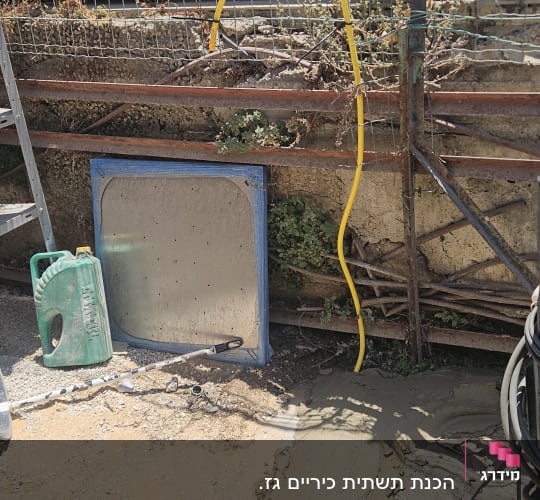 אתר בנייה עם צינור צהוב וכלי עבודה